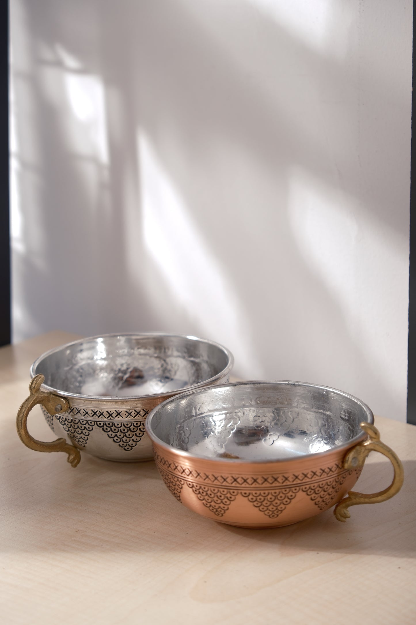 AS EL ÜZÜM İŞLEMELİ BAKIR TAS KIRMIZI