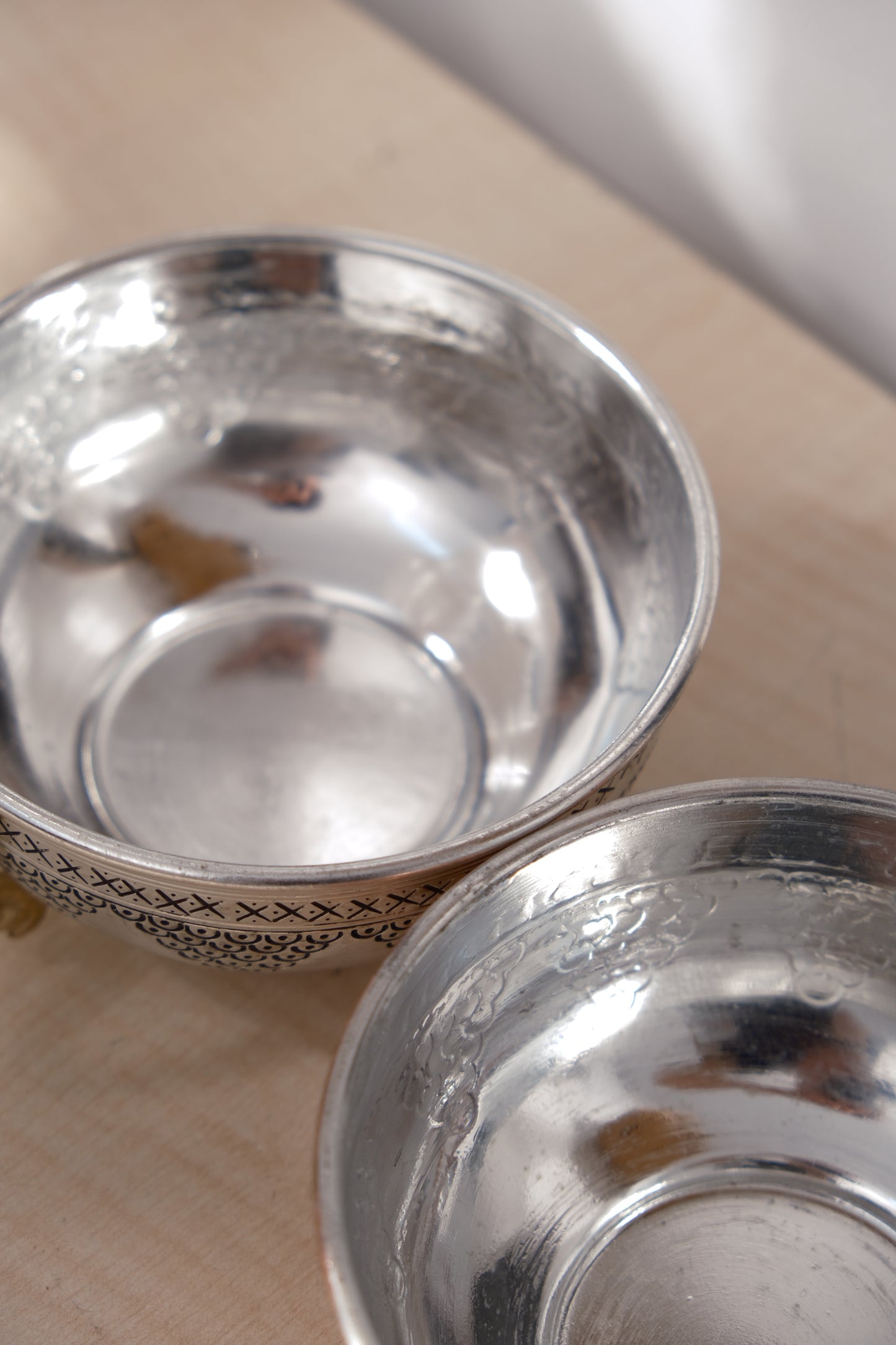 AS EL ÜZÜM İŞLEMELİ BAKIR TAS BEYAZ